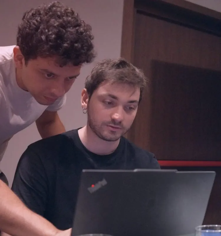 Tre persone che guardano insieme lo schermo di un laptop